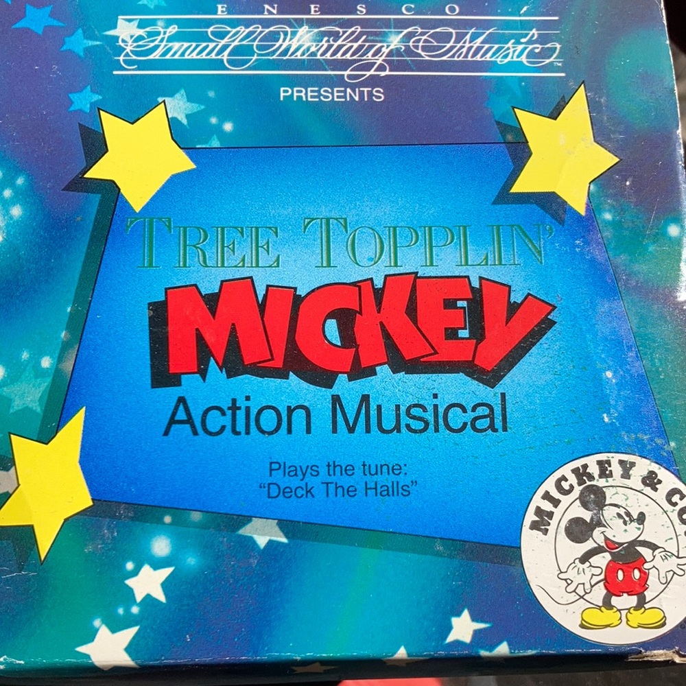 Mickey Mouse & Pluto action musical, plays the tune “deck the halls”.